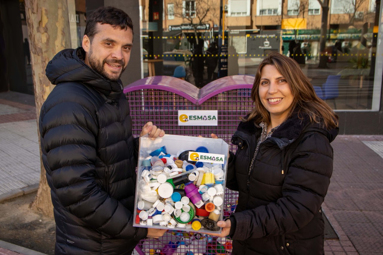 Alcorcón a través de su empresa pública ESMASA colaborará en la financiación de la investigación de la enfermedad DDX3X siguiendo con su compromiso de responsabilidad social corporativa y dentro de su apuesta por el fomento de la investigación y la ampliación de recursos públicos al servicio de los vecinos y vecinas. “Lo público tiene que estar siempre al servicio de los problemas de los vecinos y las vecinas, y además el beneficio de potenciar la economía circular, en este caso, también generará unos recursos que son esenciales para las familias que sufren esta enfermedad. Hoy, el Día de las enfermedades raras, tenemos que recordar que ésta y otras patologías obligan a las familias a buscarse la vida para encontrar tratamientos eficaces debido a su poca investigación”, ha señalado el segundo teniente de alcaldesa, Jesús Santos. Alcorcón a través de su empresa pública ESMASA colaborará en la financiación de la investigación de la enfermedad DDX3X siguiendo con su compromiso de responsabilidad social corporativa y dentro de su apuesta por el fomento de la investigación y la ampliación de recursos públicos al servicio de los vecinos y vecinas. El segundo teniente de alcaldesa y presidente de ESMASA, Jesús Santos ha firmado un acuerdo de colaboración con la Fundación DDX3X mediante el cual donarán el dinero recaudado con el reciclaje de los tapones de botellas que los vecinos y vecinas de Alcorcón depositan en los corazones morados habilitados por toda la ciudad. “Lo público tiene que estar siempre al servicio de los problemas de los vecinos y las vecinas, y además el beneficio de potenciar la economía circular, en este caso, también generará unos recursos que son esenciales para las familias que sufren esta enfermedad. Hoy, el Día de las enfermedades raras, tenemos que recordar que ésta y otras patologías obligan a las familias a buscarse la vida para encontrar tratamientos eficaces debido a su poca investigación”, ha señalado el segundo teniente de alcaldesa, Jesús Santos. El DDX3X es un síndrome causado por