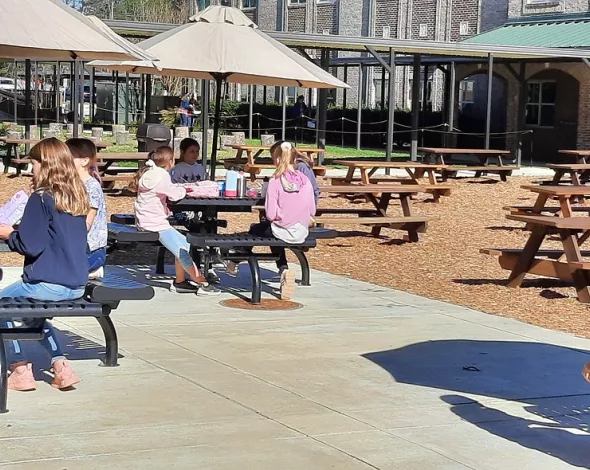 niños en comedor al aire libre