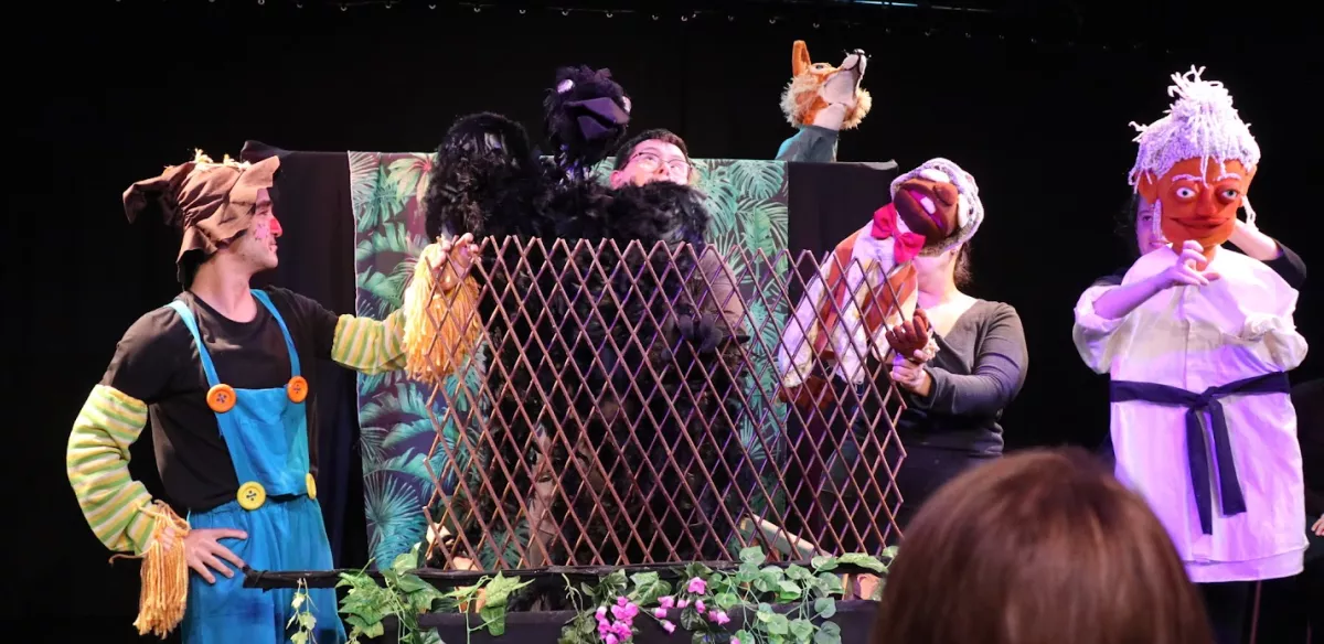 TÍTERES: El zorro, el lobo, la abuela magnífica y el bosque encantado de más allá de los cuentos. Por Producciones AMAS ESCENA