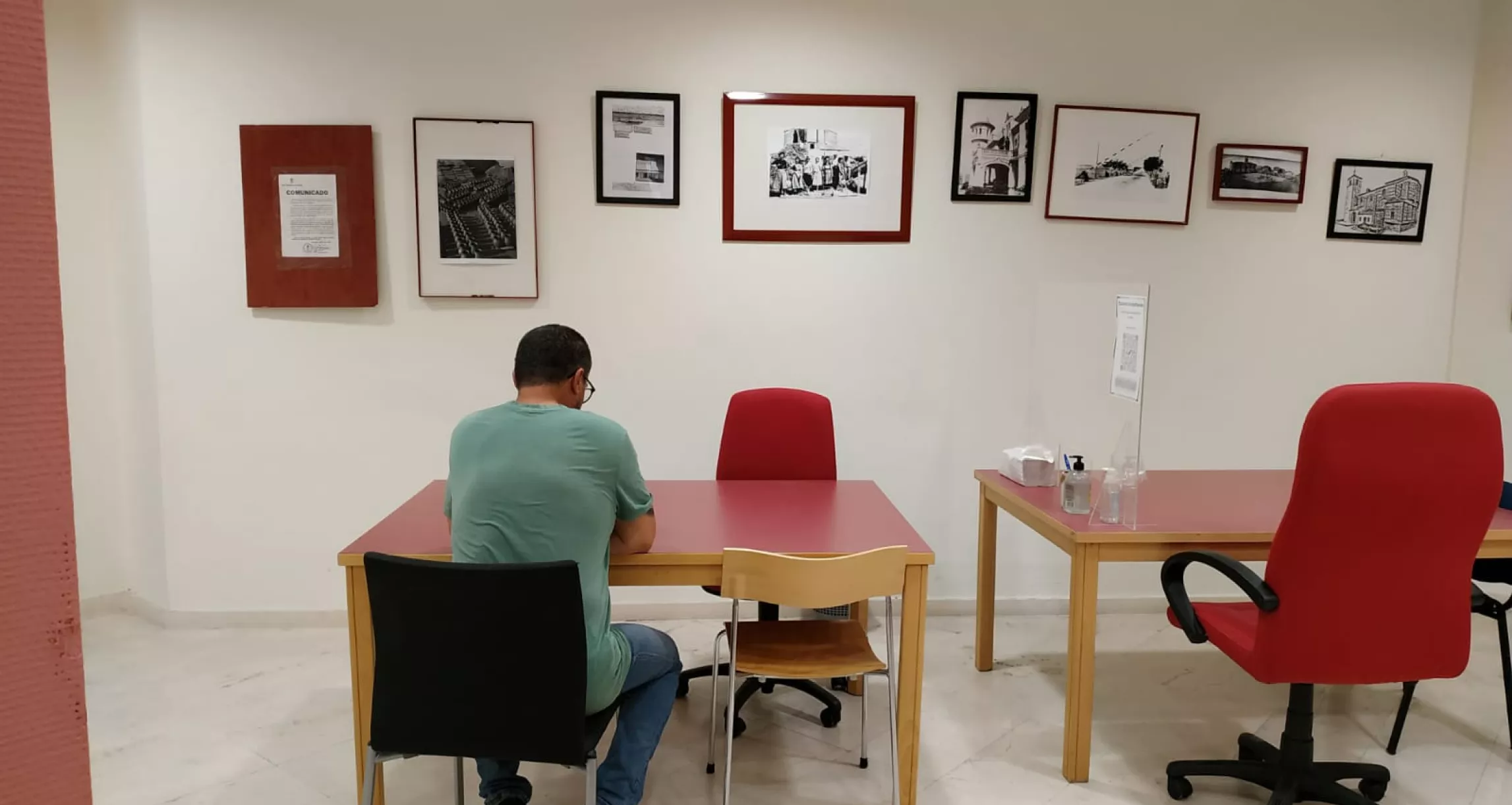 Una persona consulta documentos