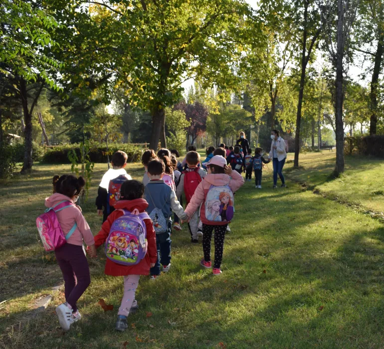 Niños en actividad en la naturaleza